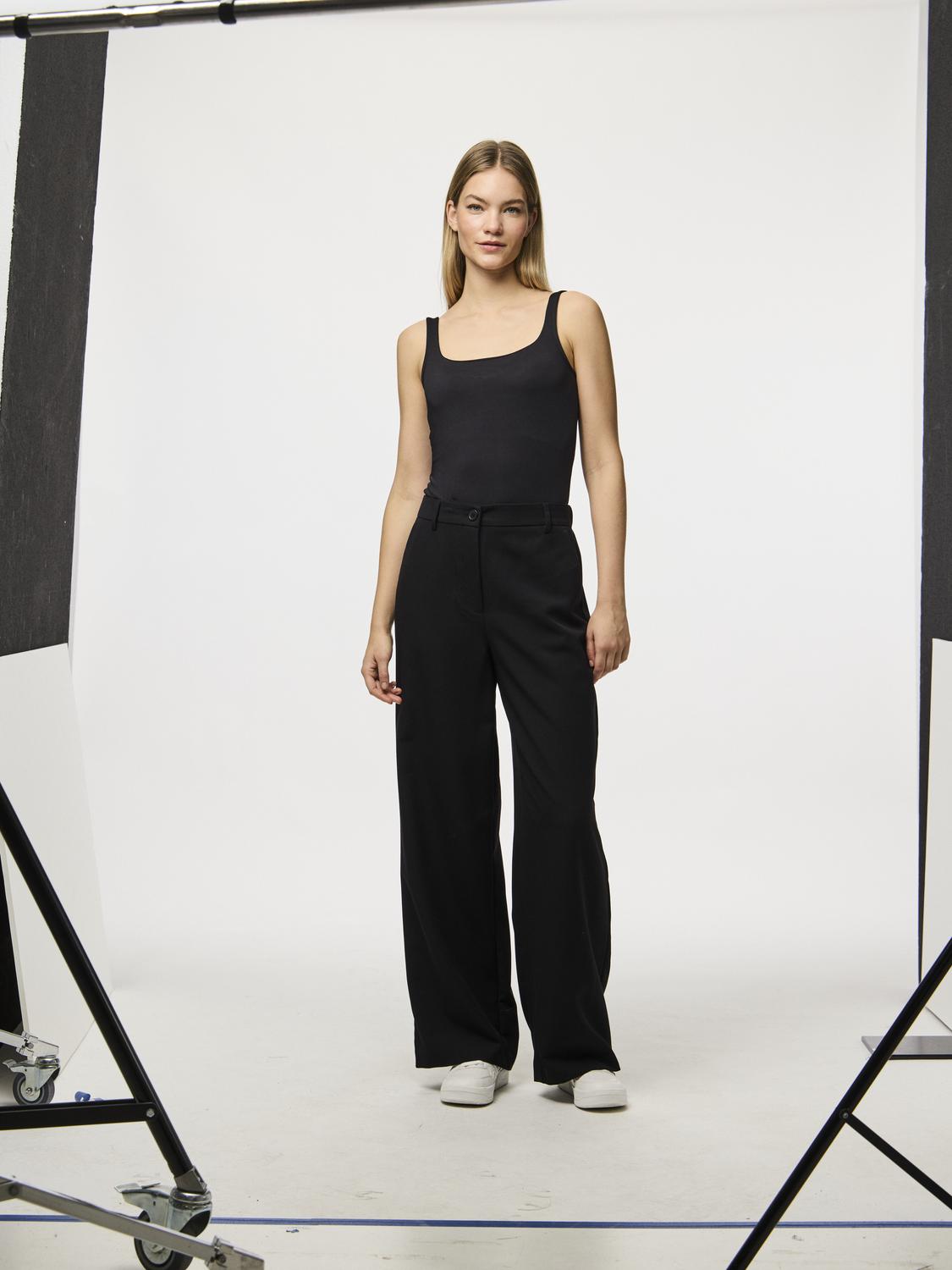 model_shot-front_full